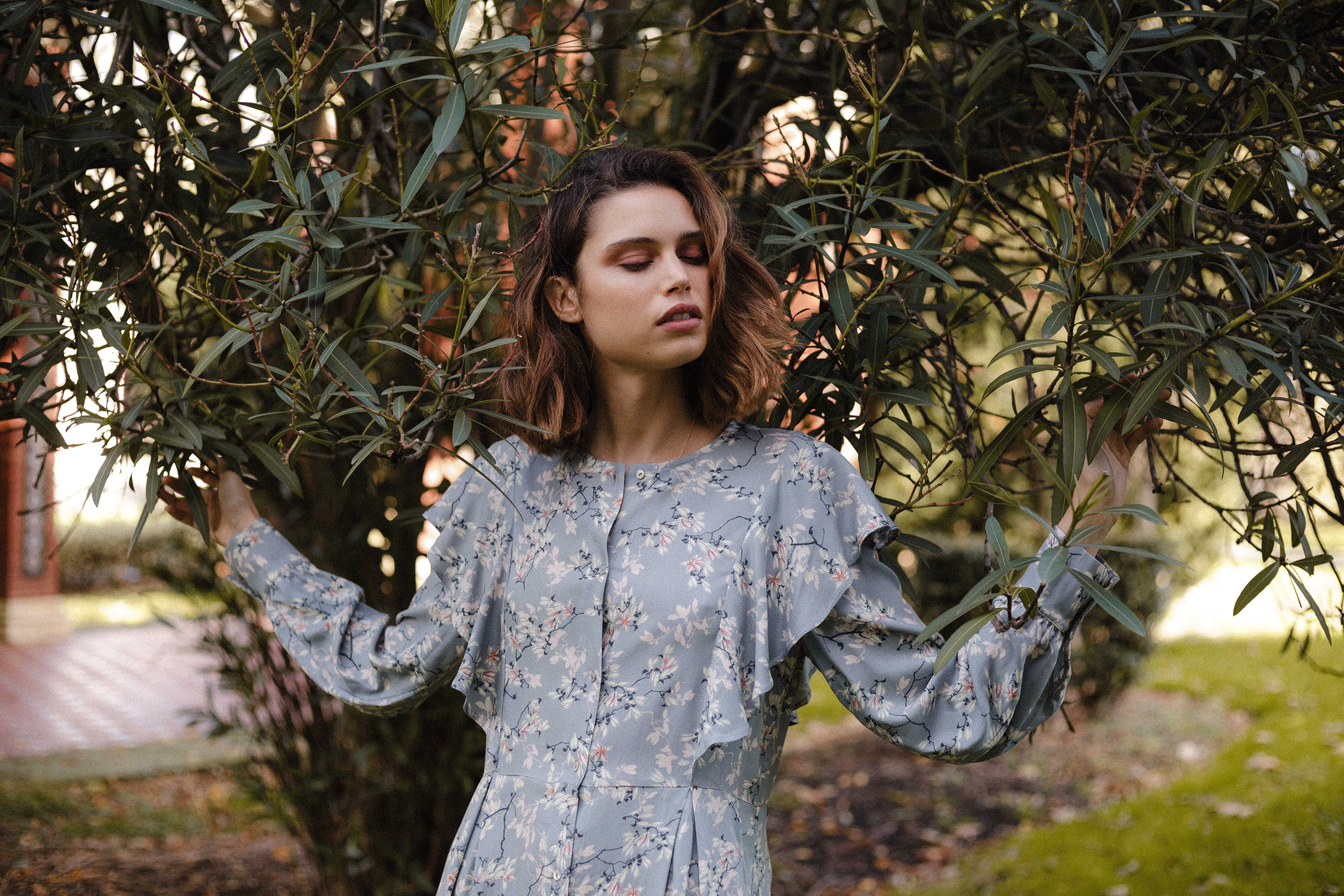 Vestido estampado floral gris volantes bolsillos