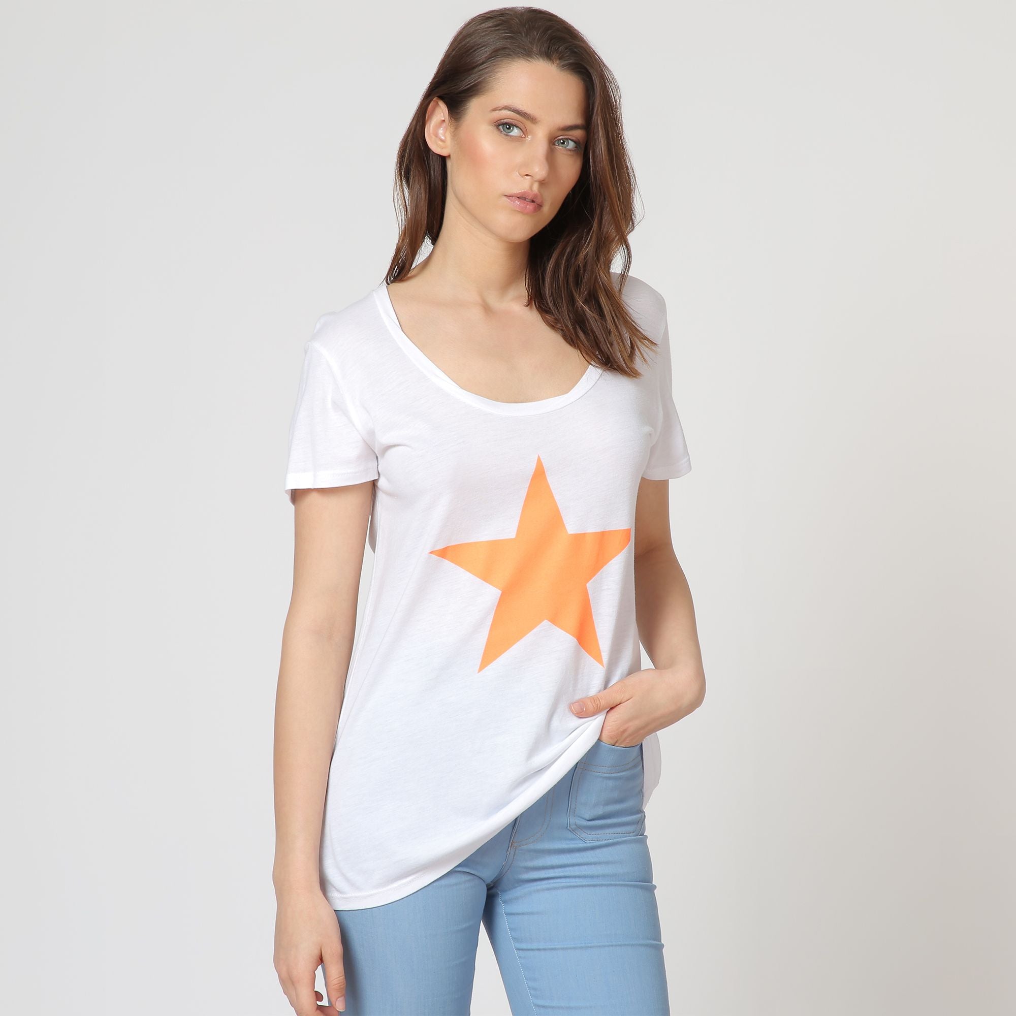 White short sleeve orange star t-shirt