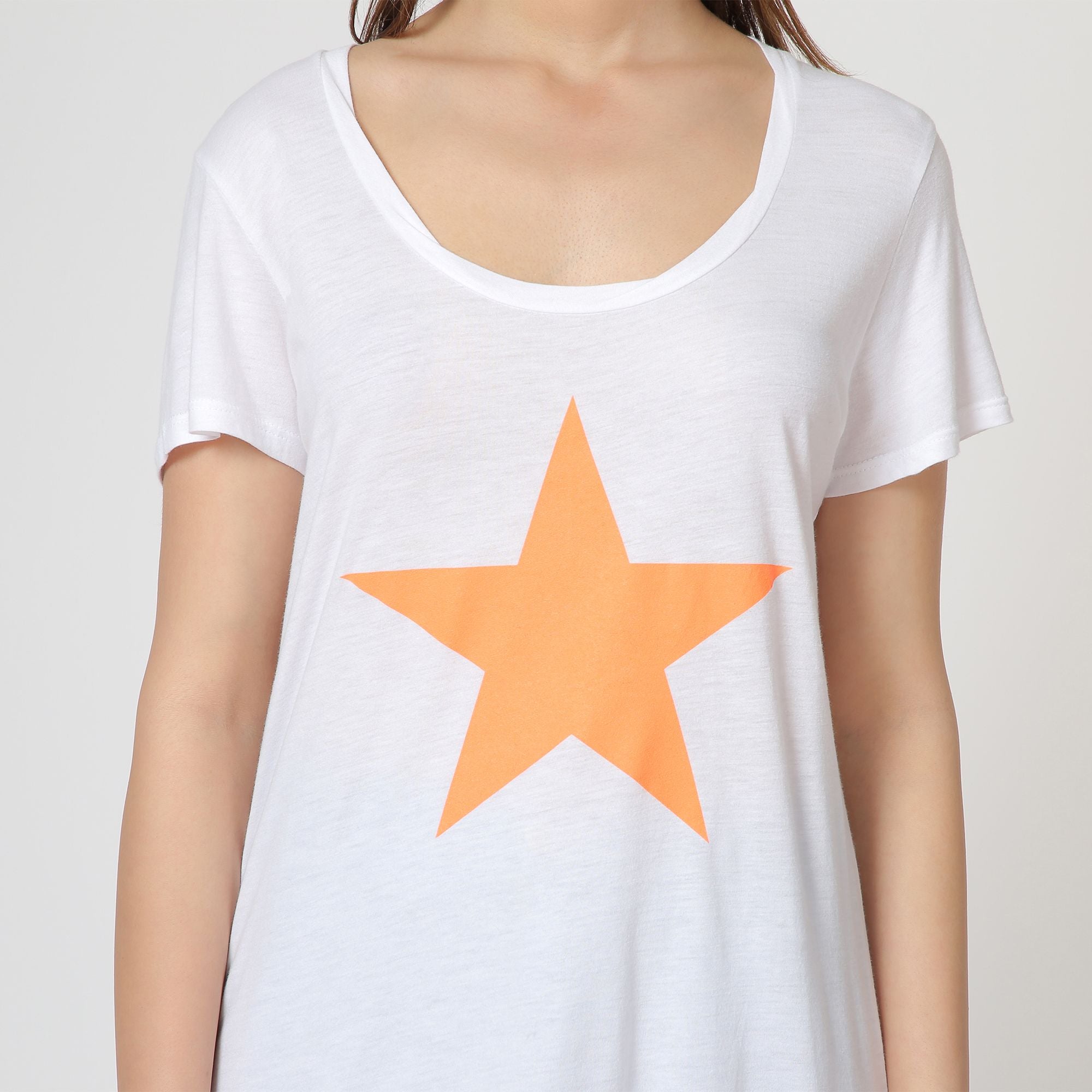 Camiseta manga corta blanca estrella naranja