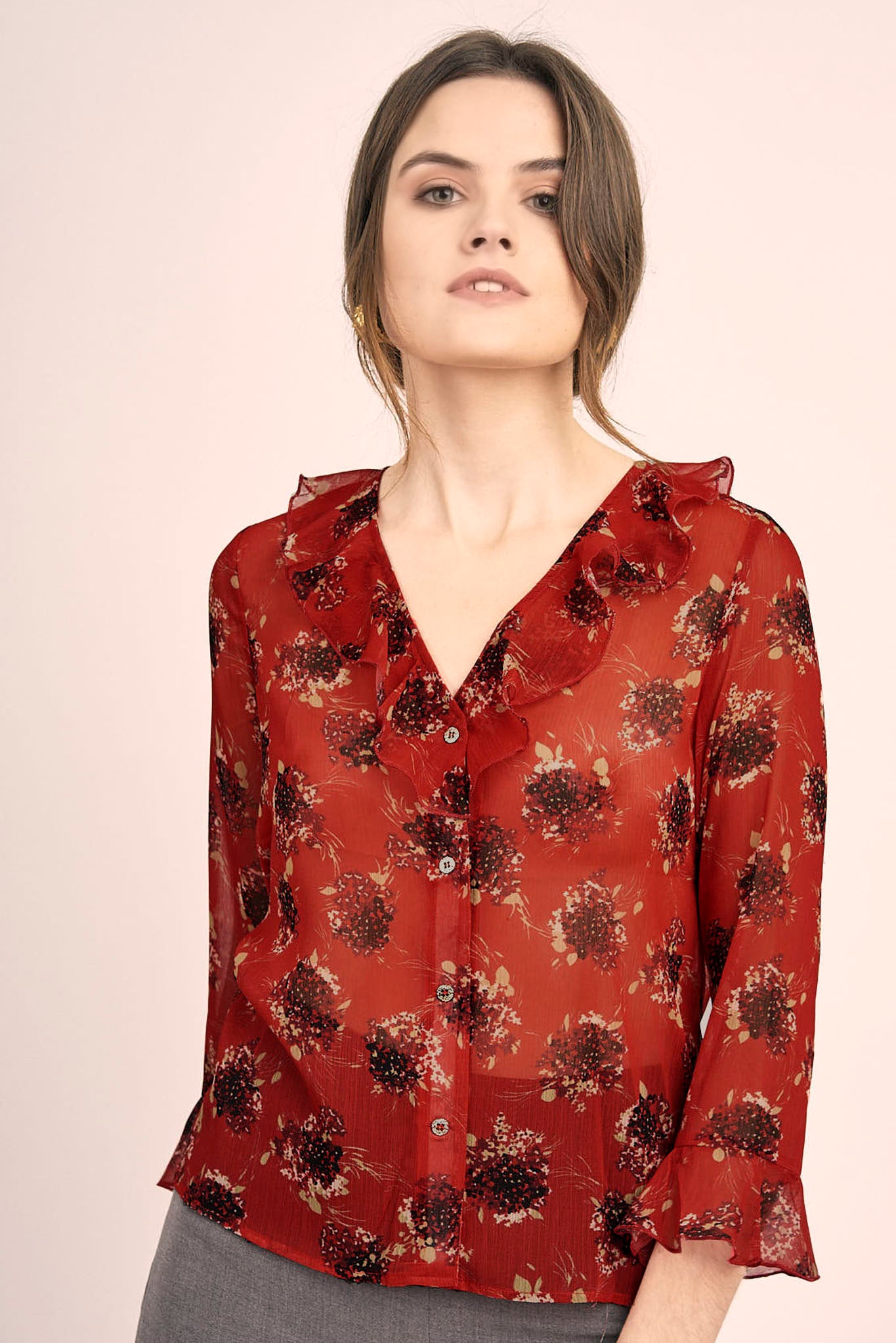 Blusa roja estampado floral negro