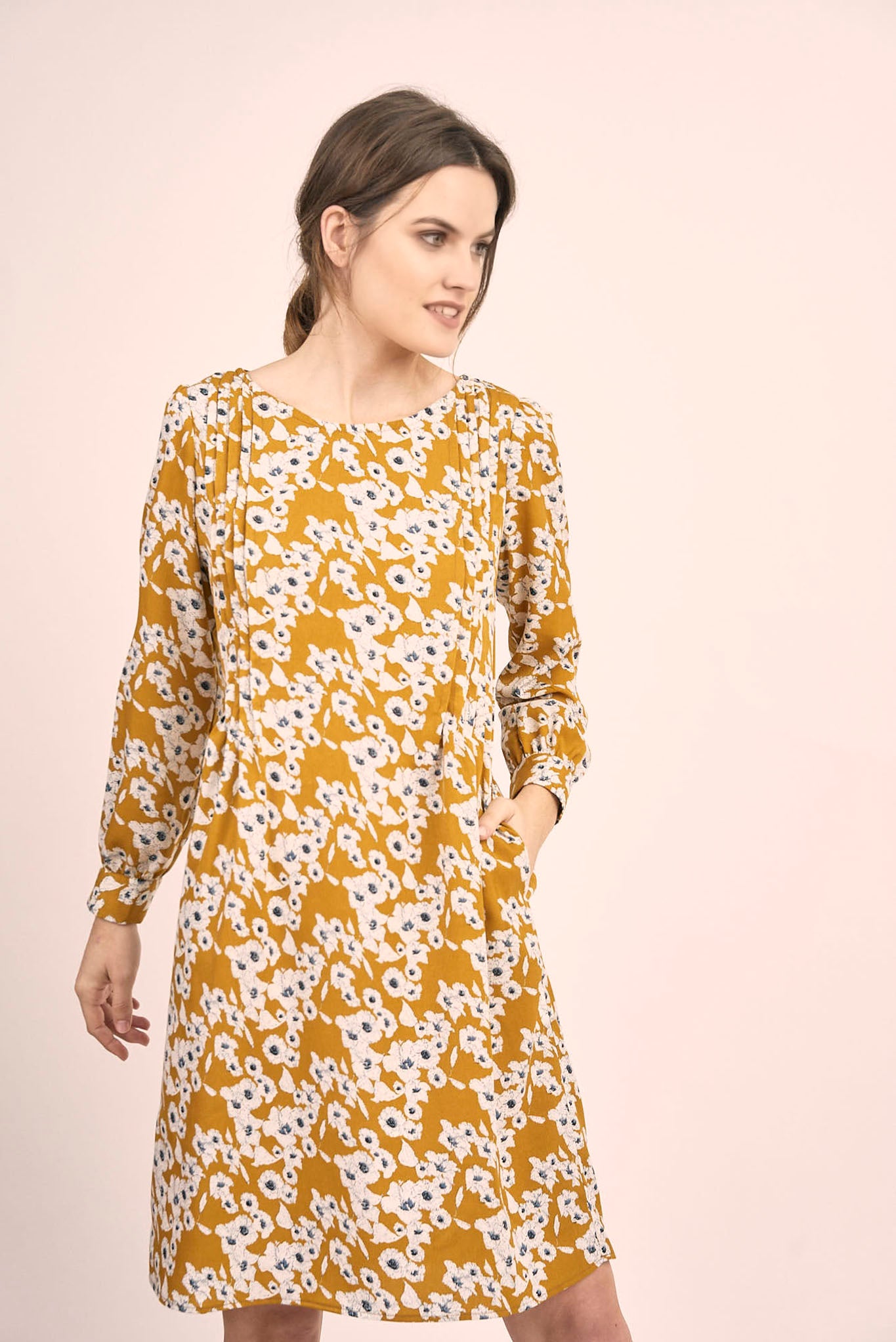 Vestido jaretas flor mostaza