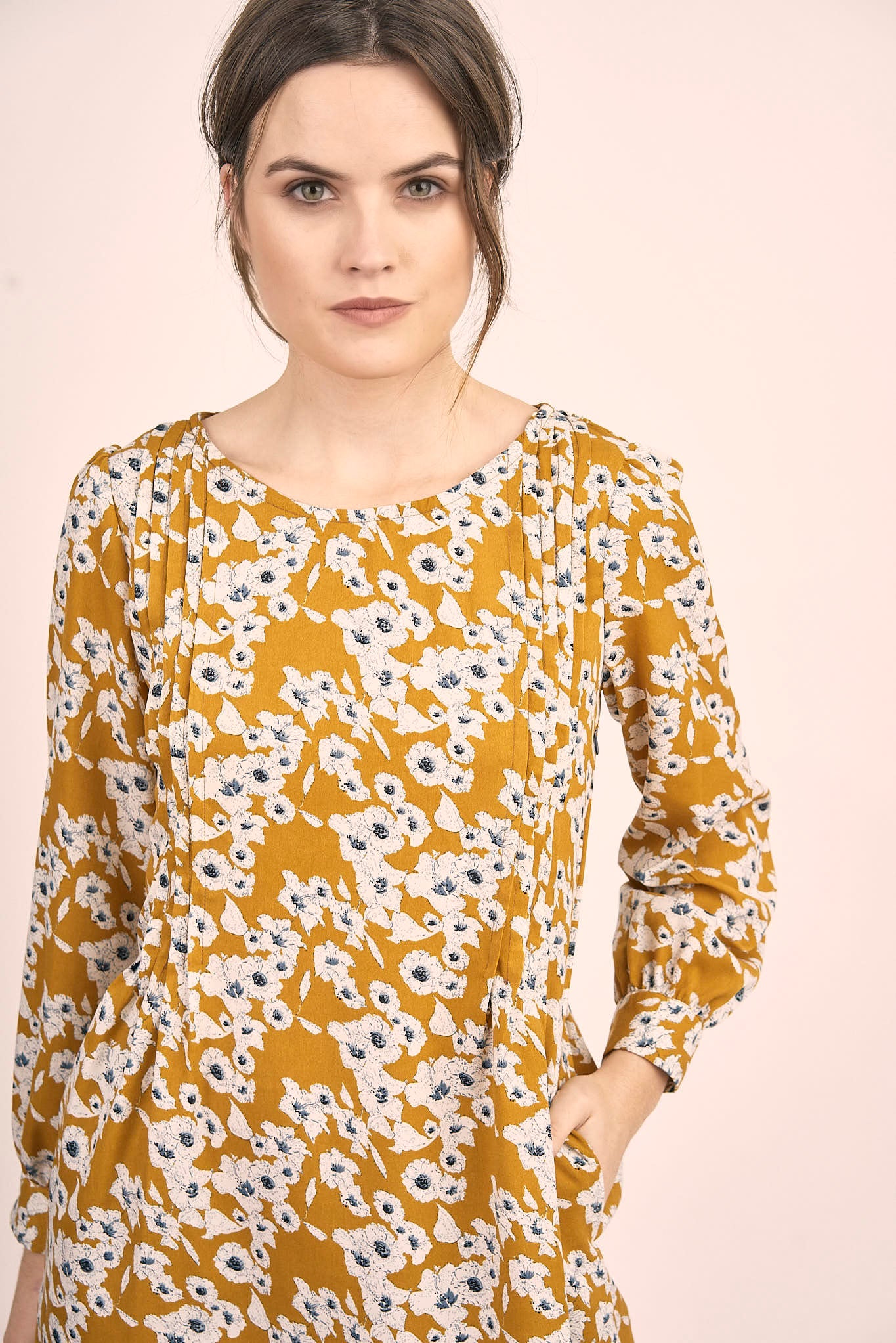 Vestido jaretas flor mostaza