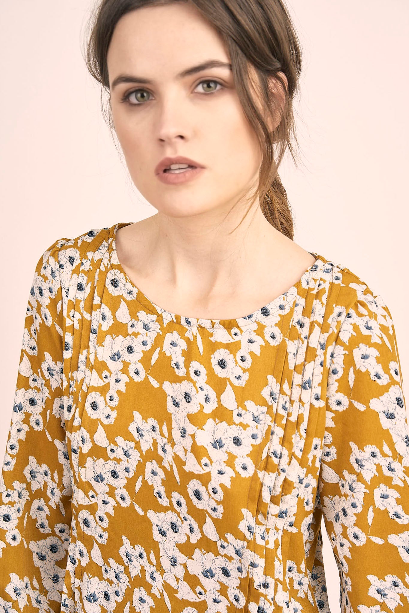 Vestido jaretas flor mostaza