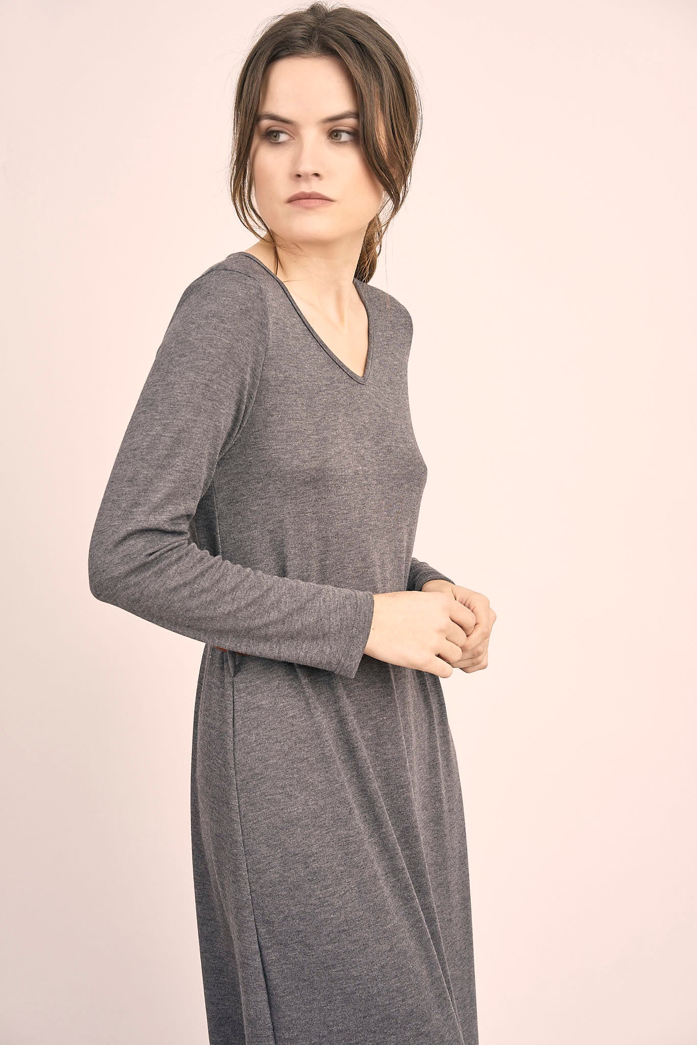 Vestido escote pico punto gris tobillero