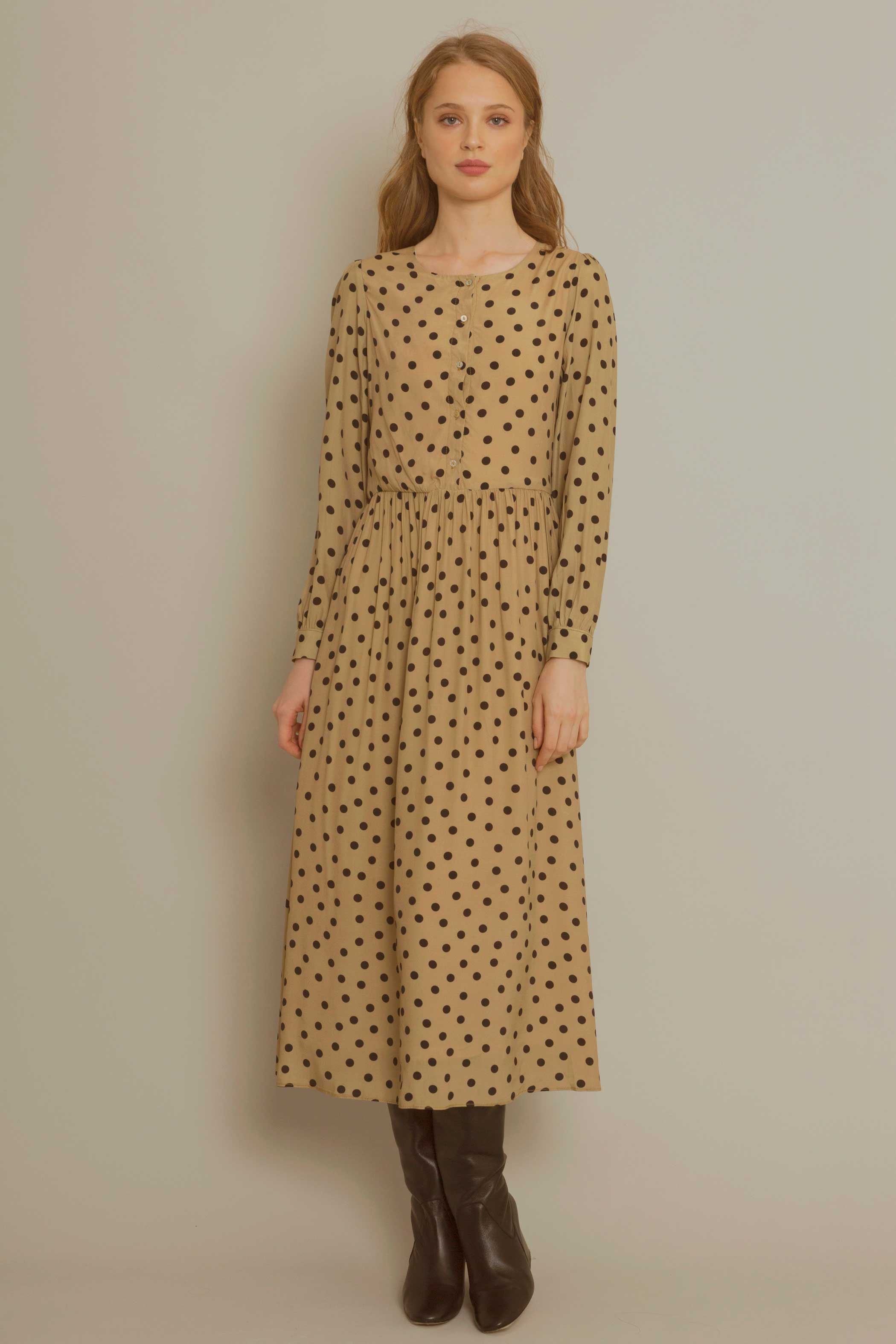 Vestido ocre motas negras