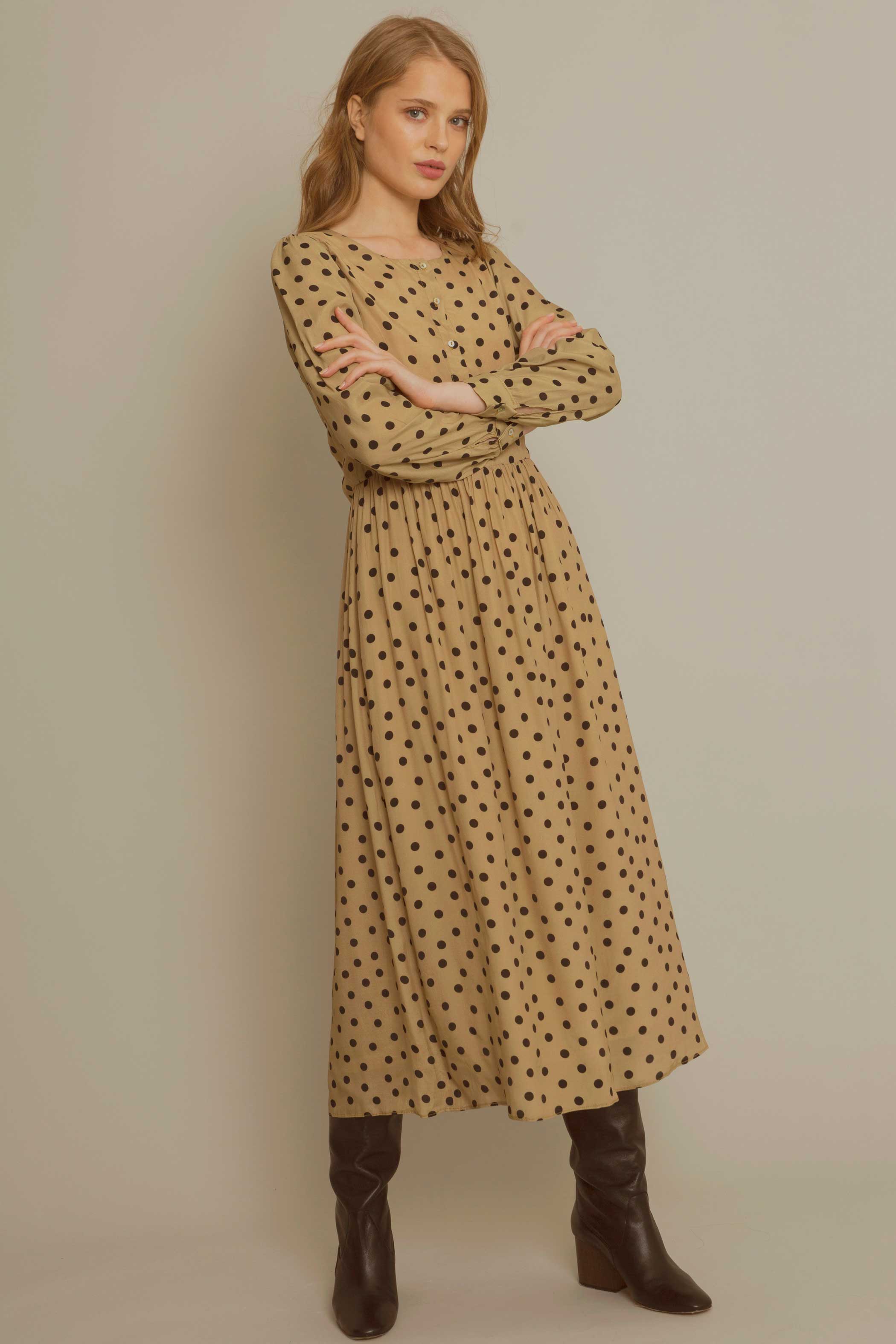 Vestido ocre motas negras