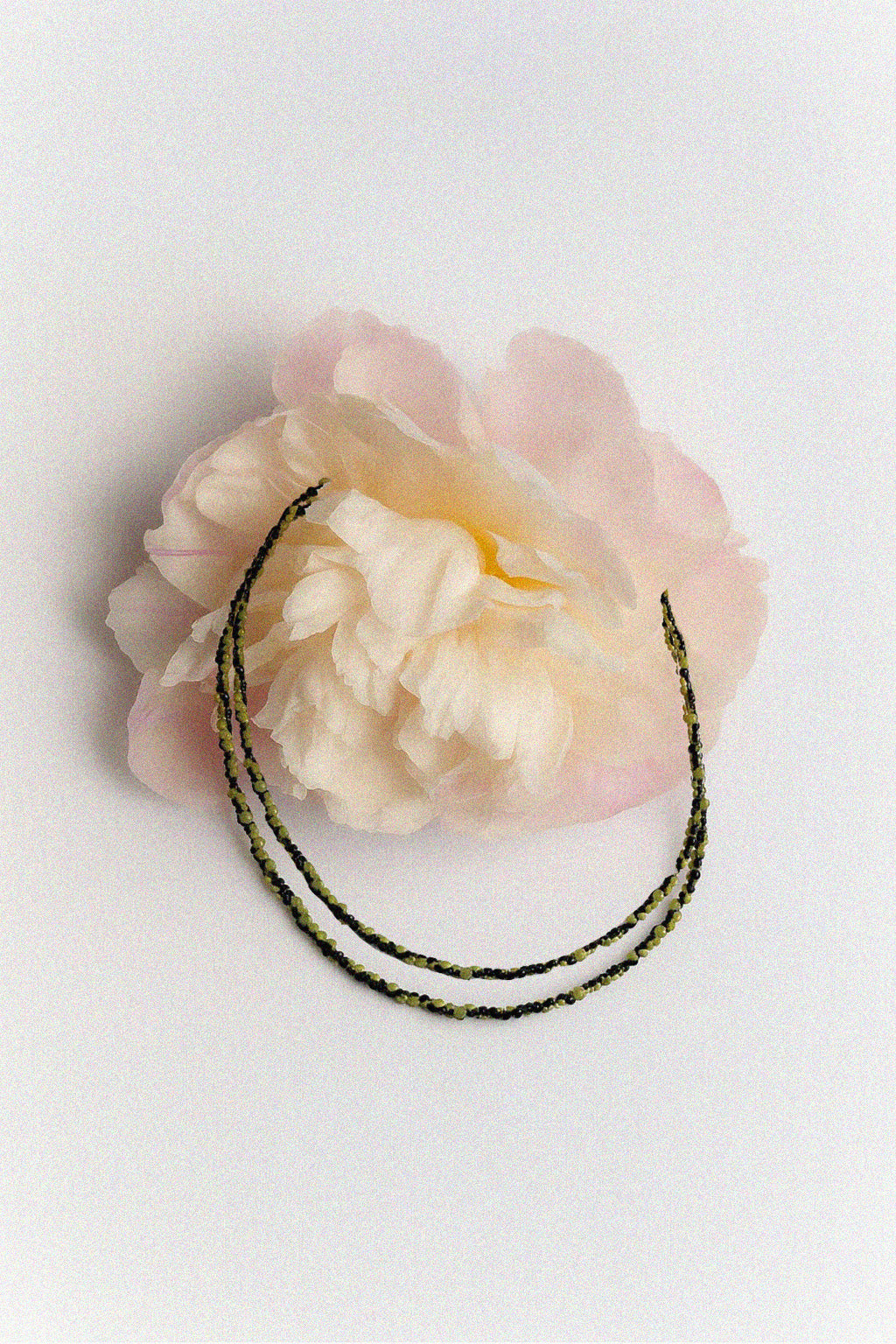 Collar YAKARTA oliva y negro.