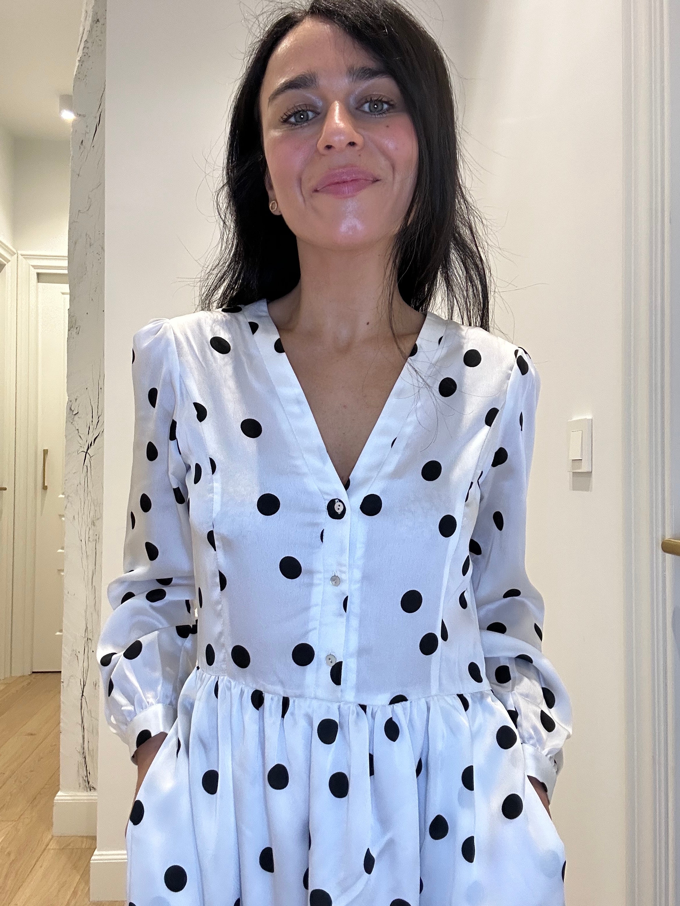 Robe blanche à pois noirs