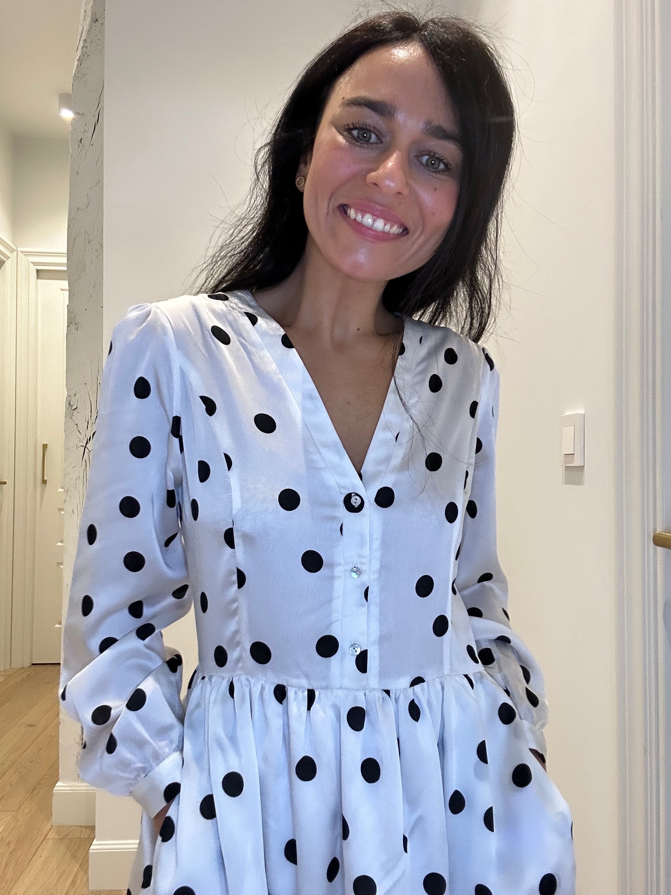 Robe blanche à pois noirs