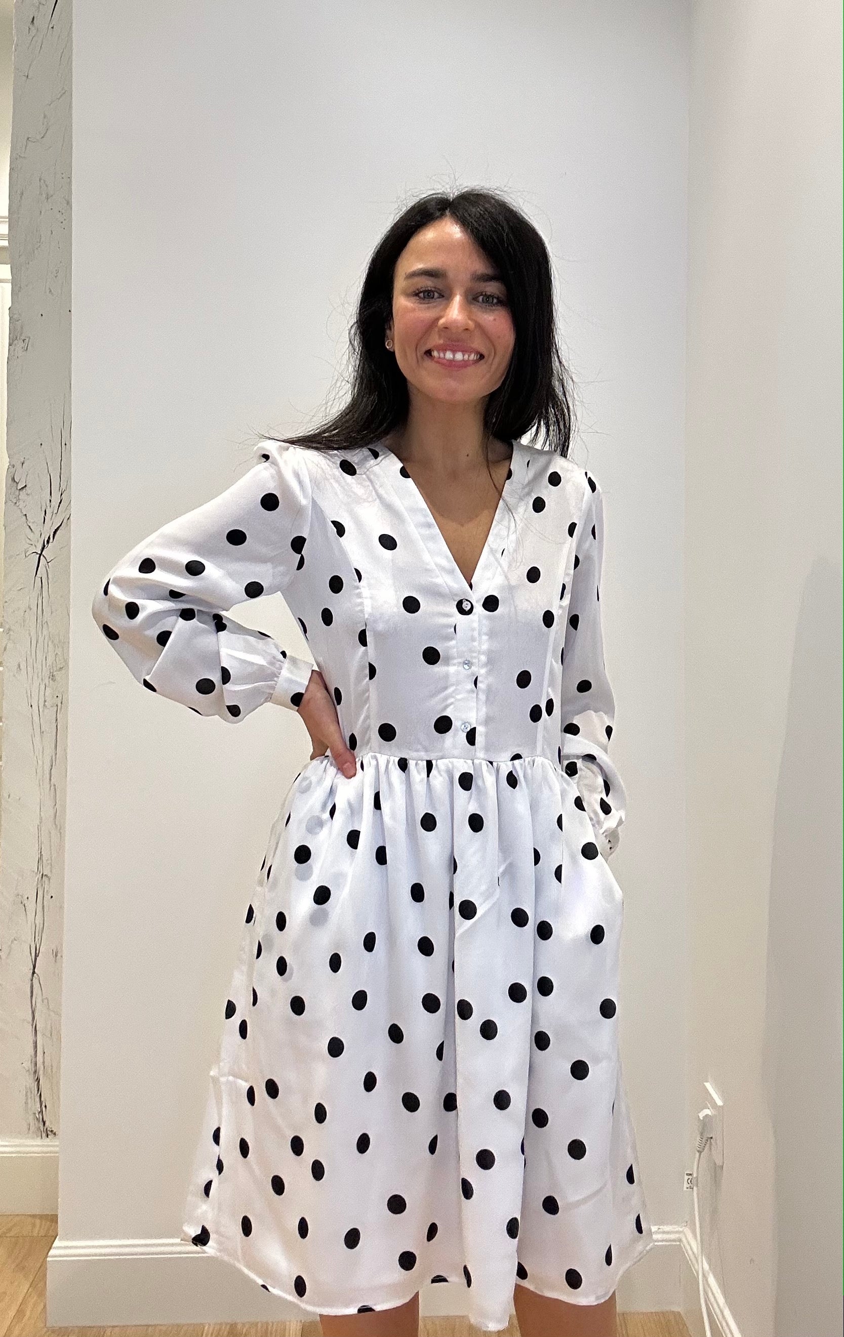 Robe blanche à pois noirs