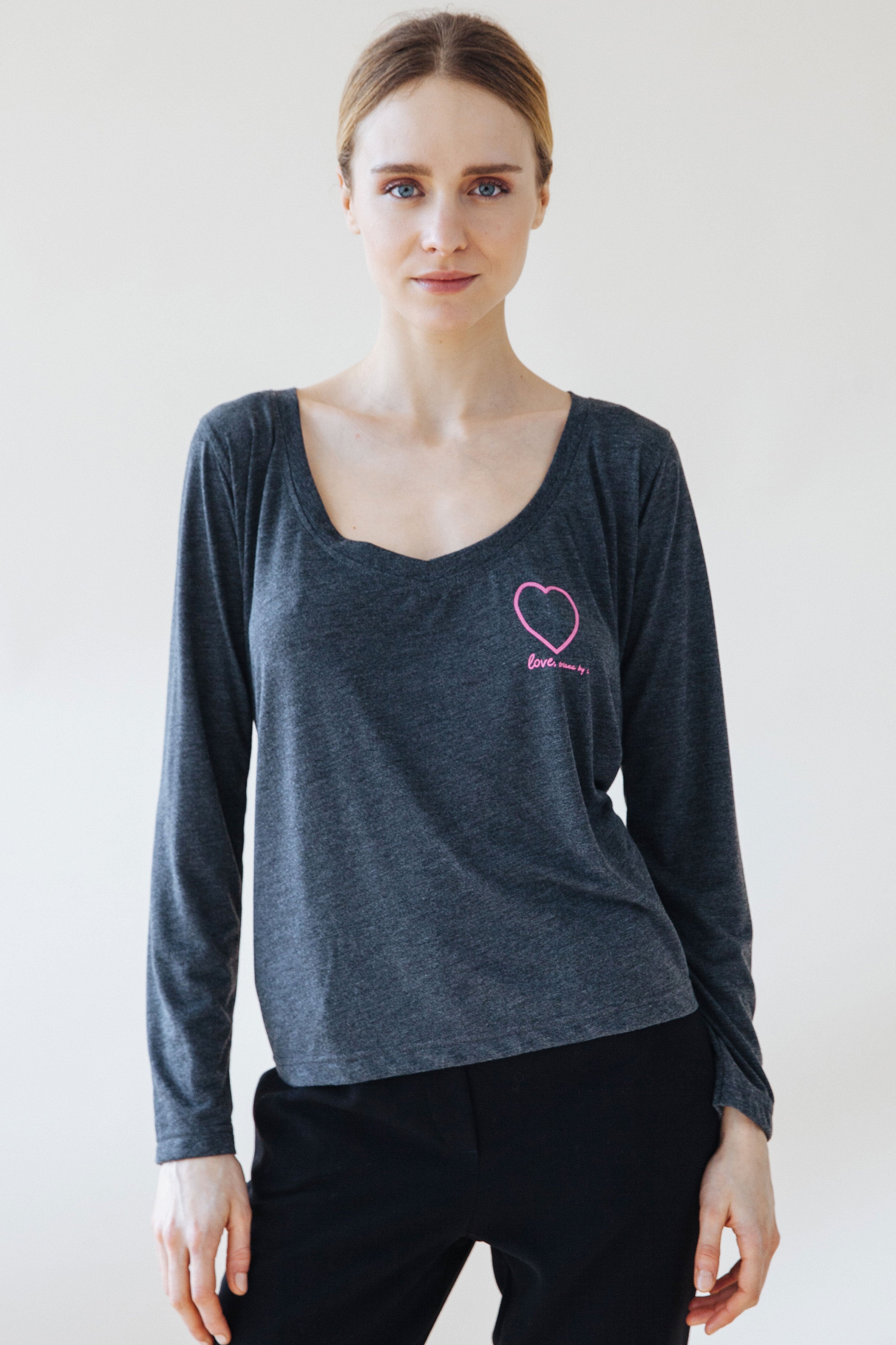 Camiseta escote pico azul corazón