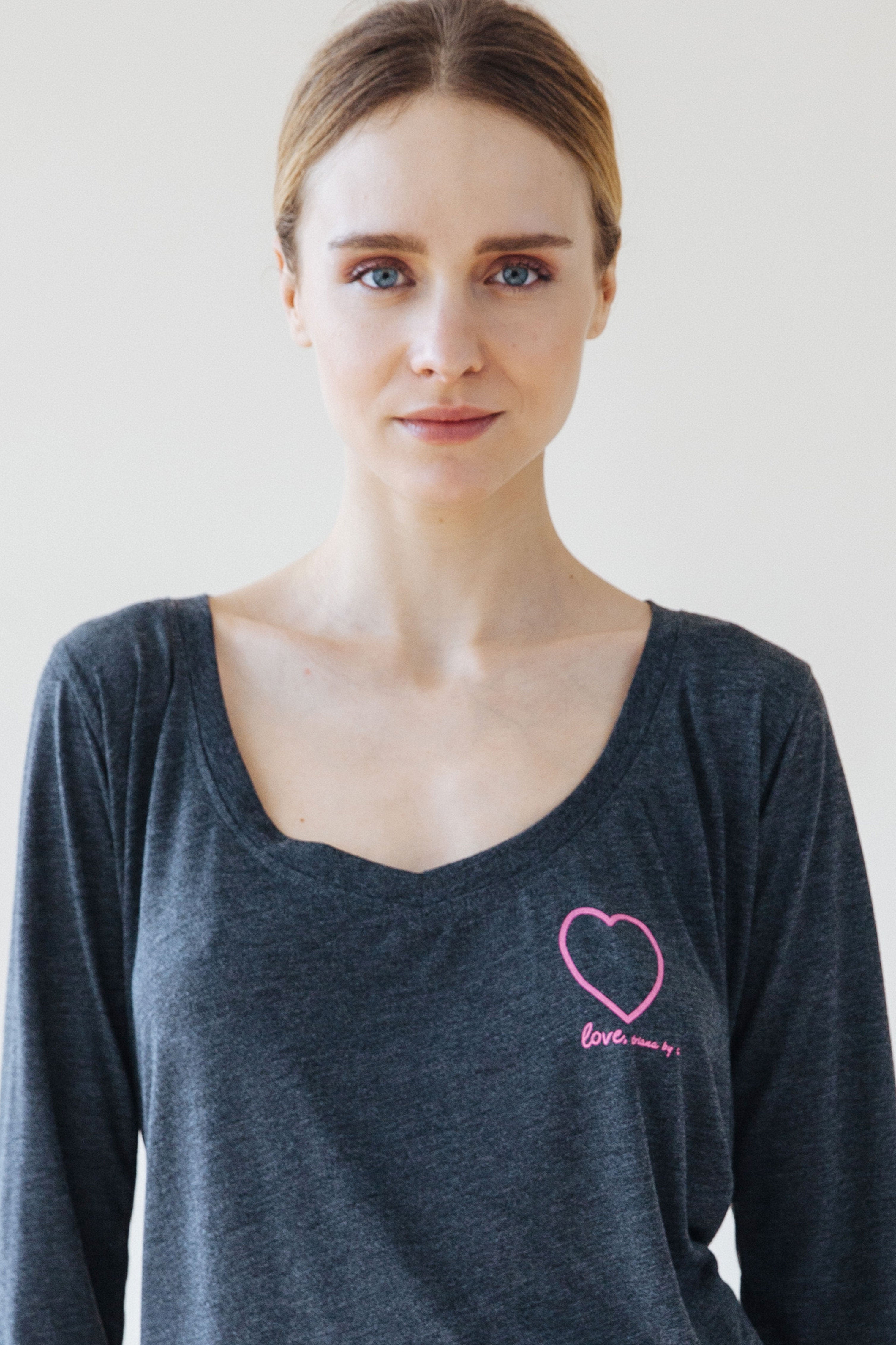 Camiseta escote pico azul corazón