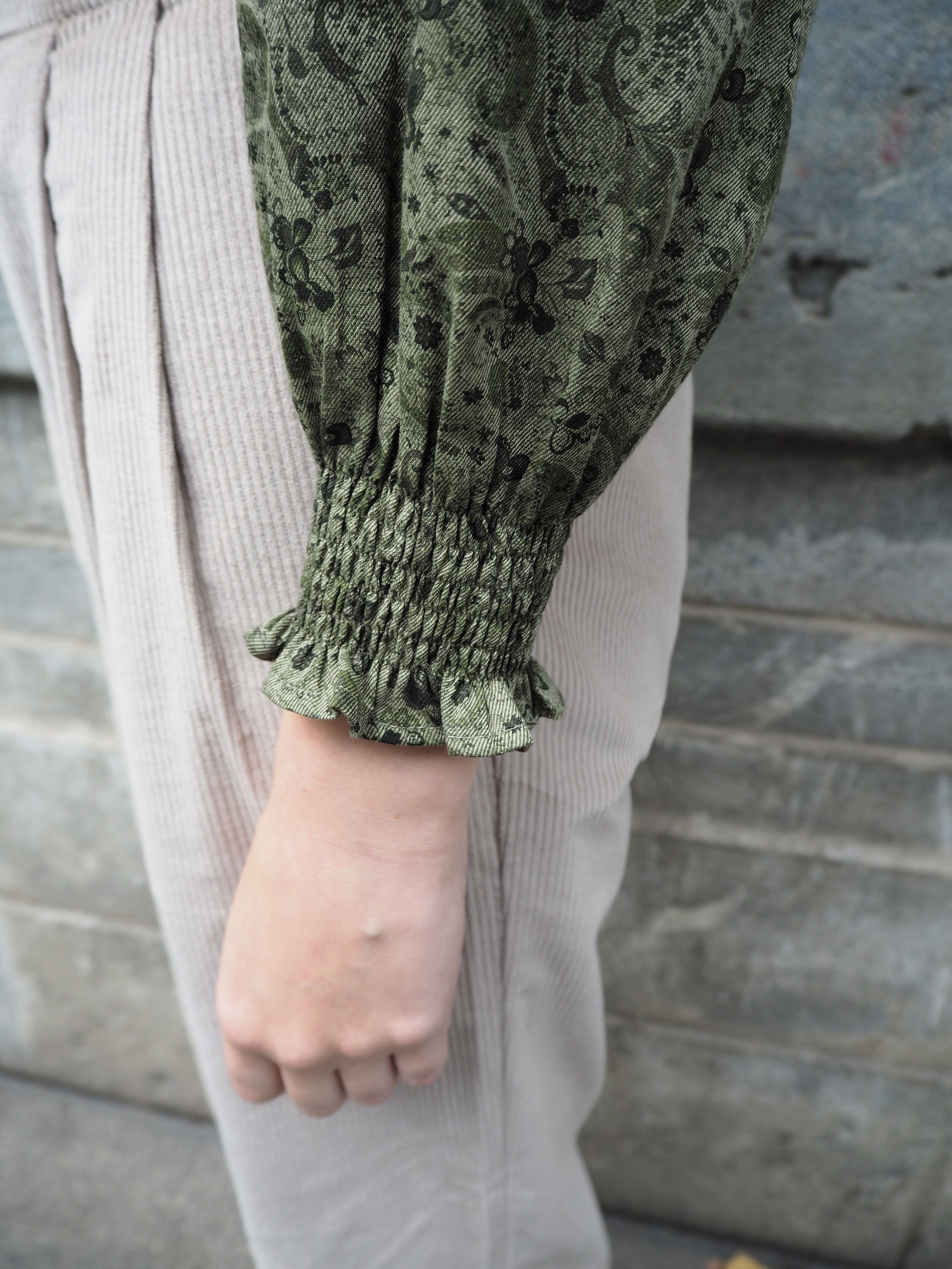 Blusa PORI cuello volantes mini flor verde