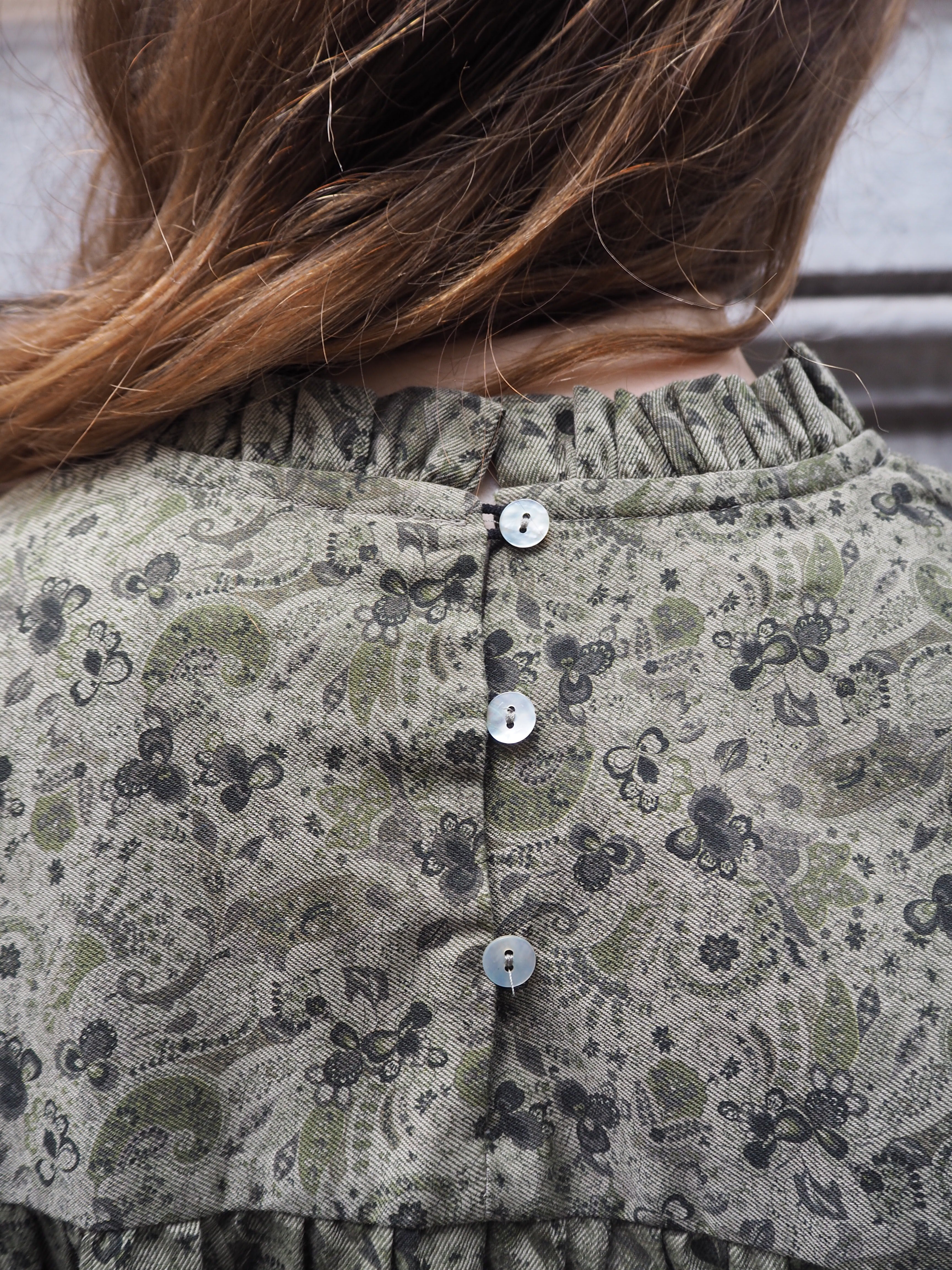 Blusa PORI cuello volantes mini flor verde