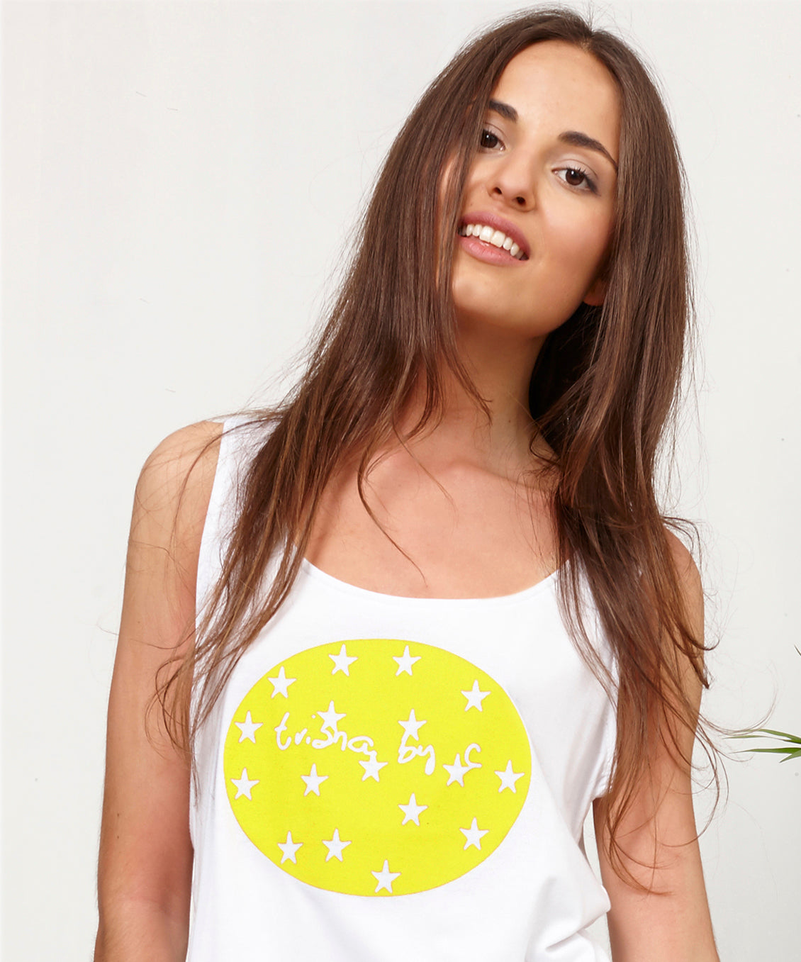 Camiseta blanca tirantes círculo amarillo