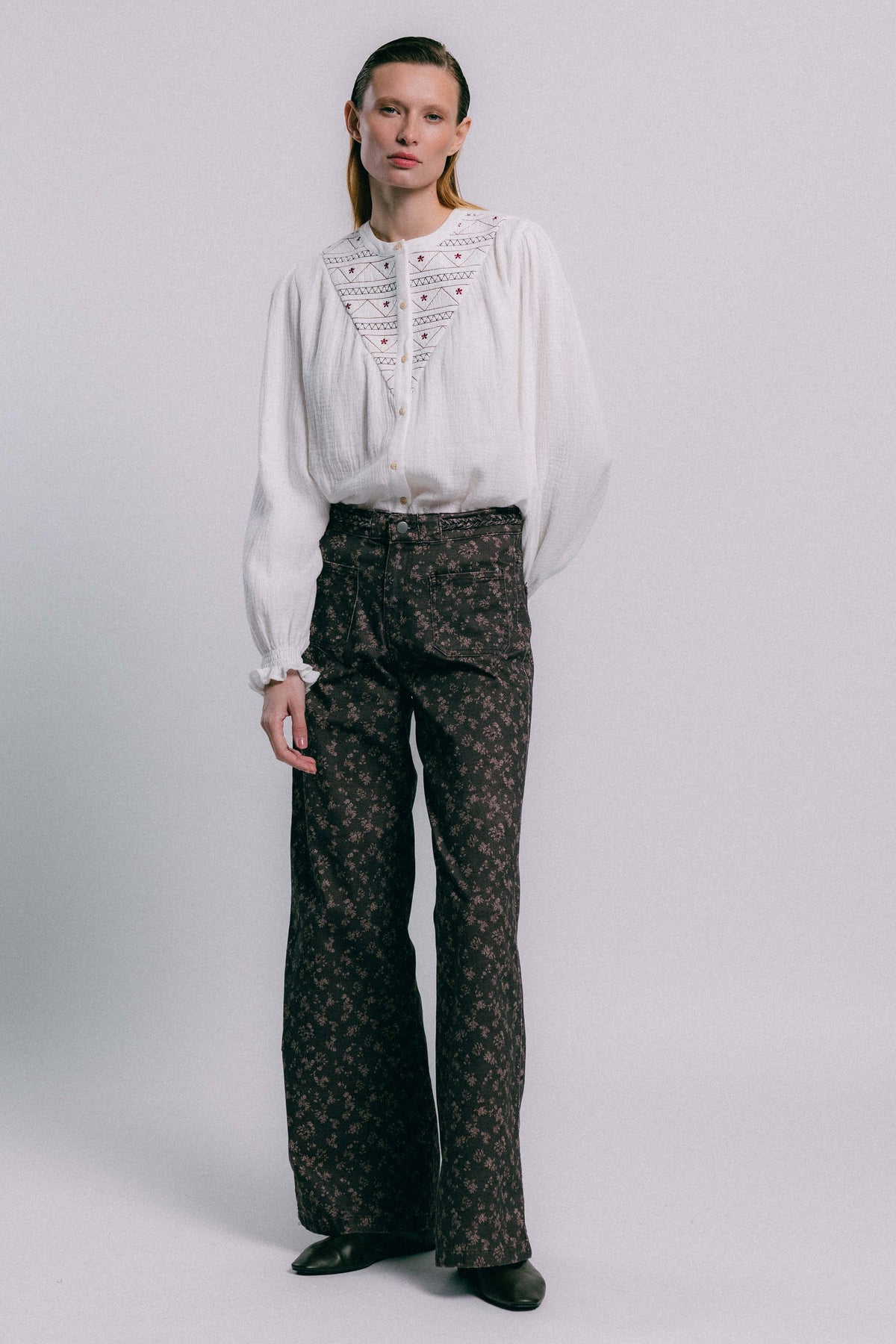Blusa blanca VOL bordada