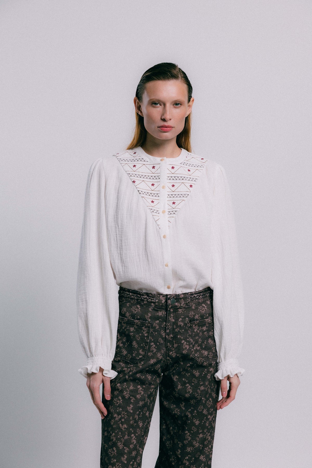 Blusa blanca VOL bordada