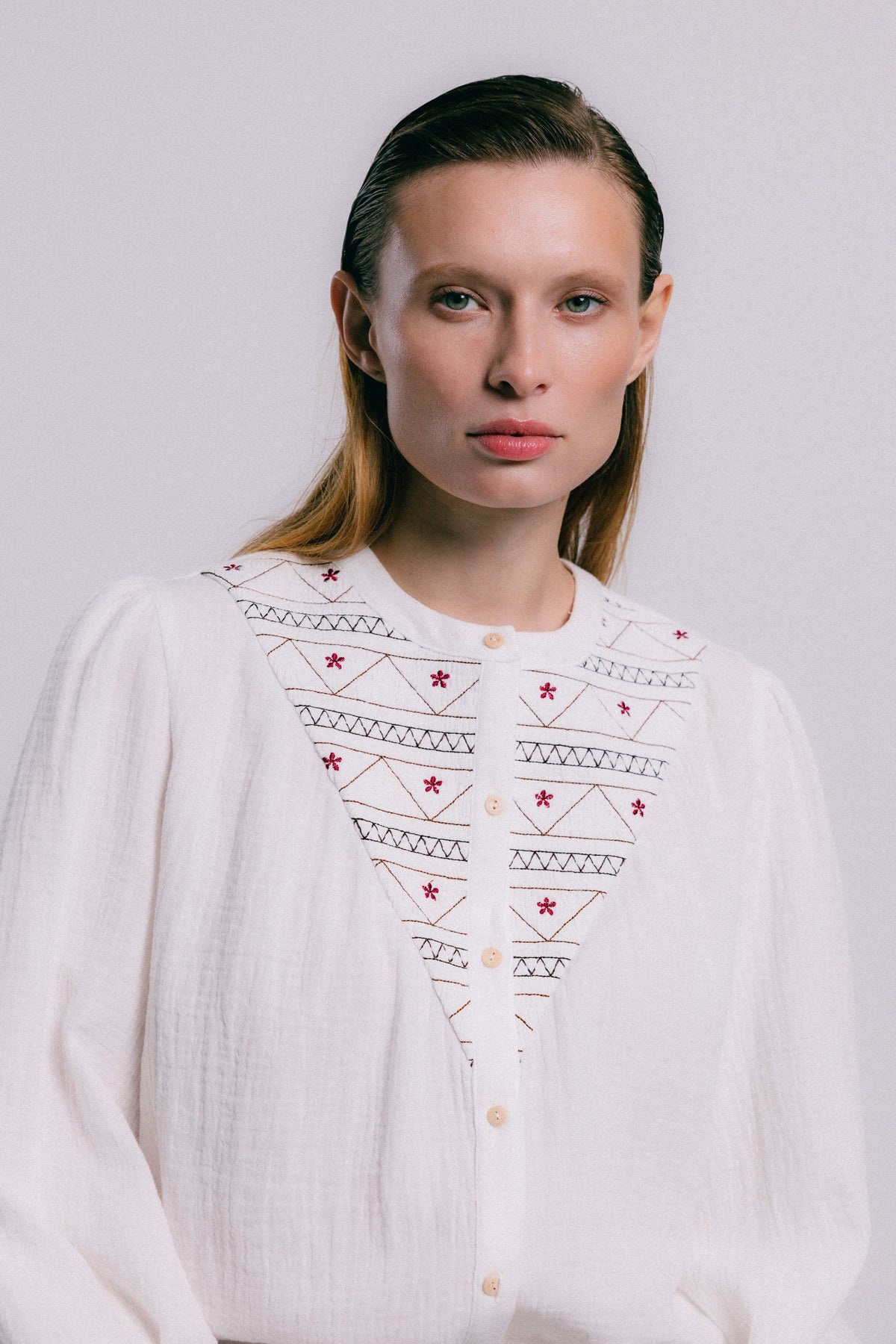 Blusa blanca VOL bordada