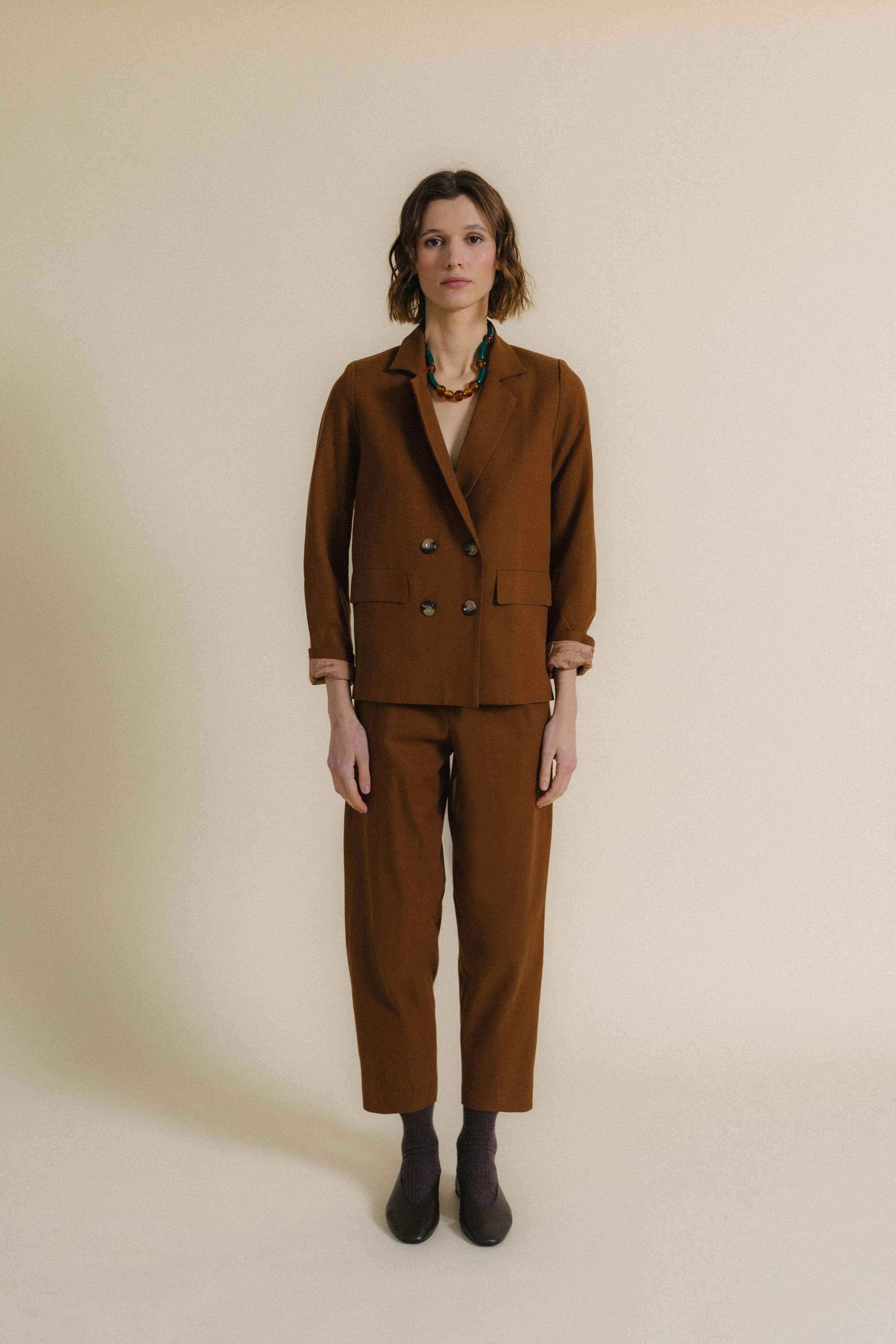 TRAJE TURIN TIERRA