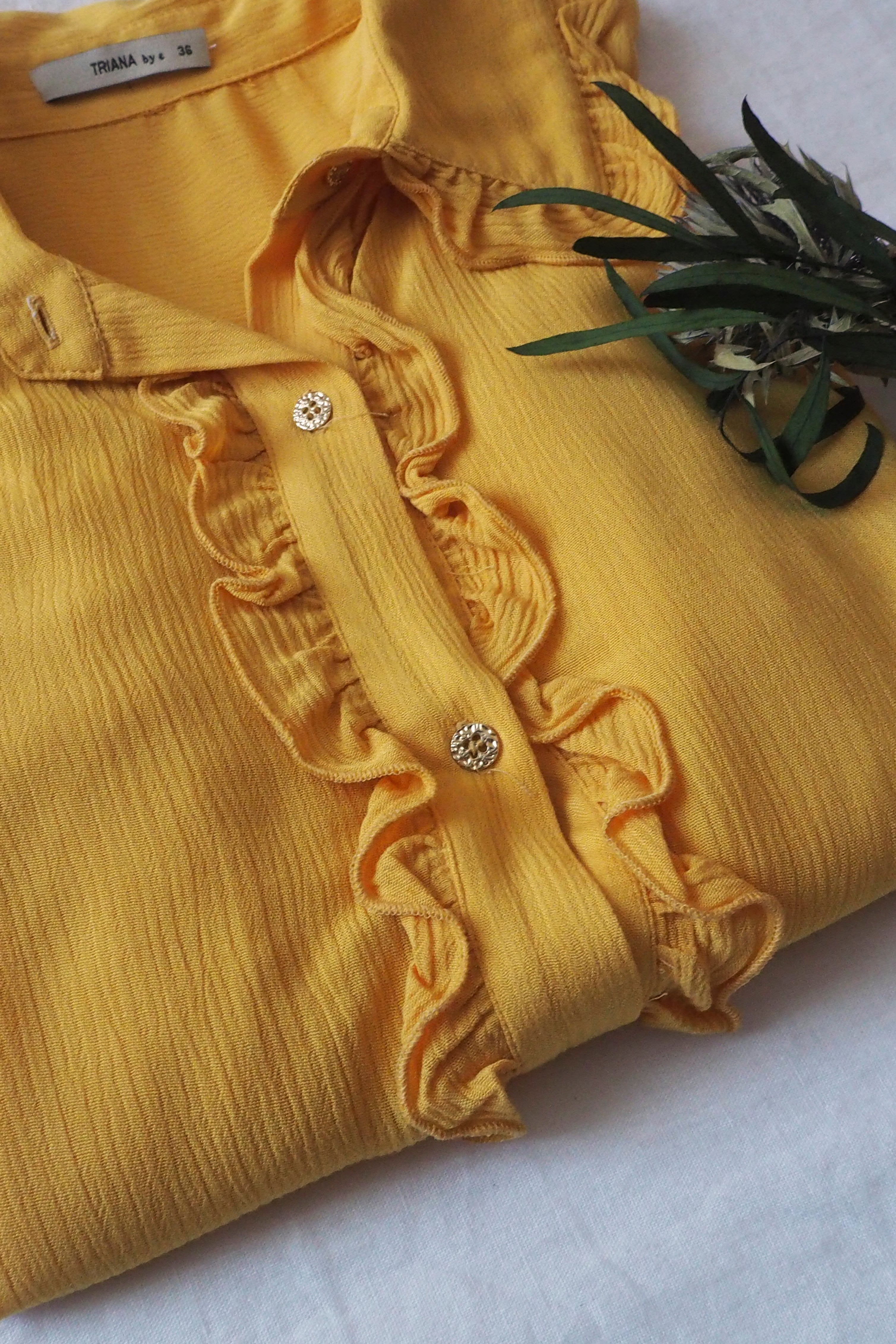 Blusa cuello volantes mostaza bambula