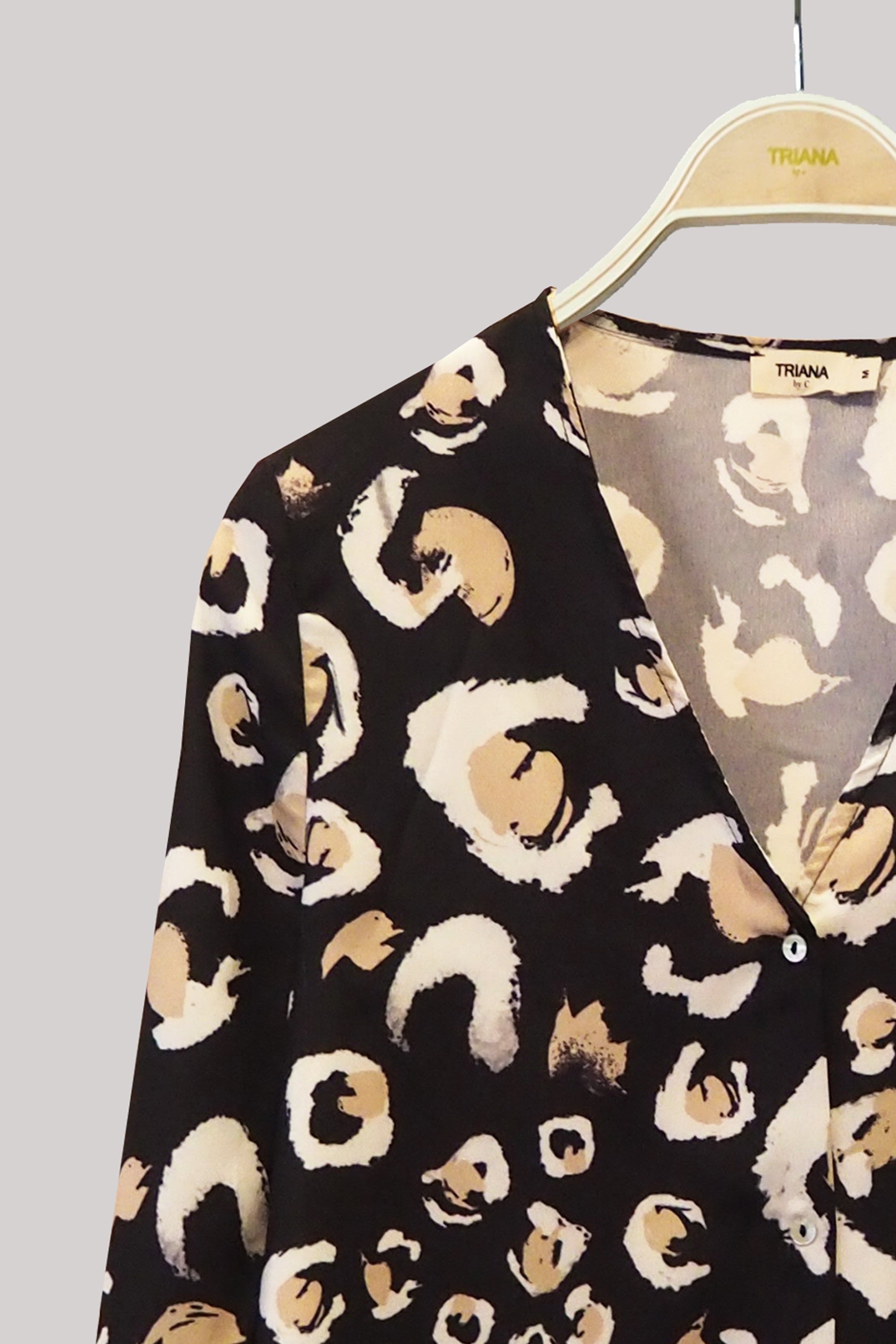 Blusa LONDON animal print negra camel