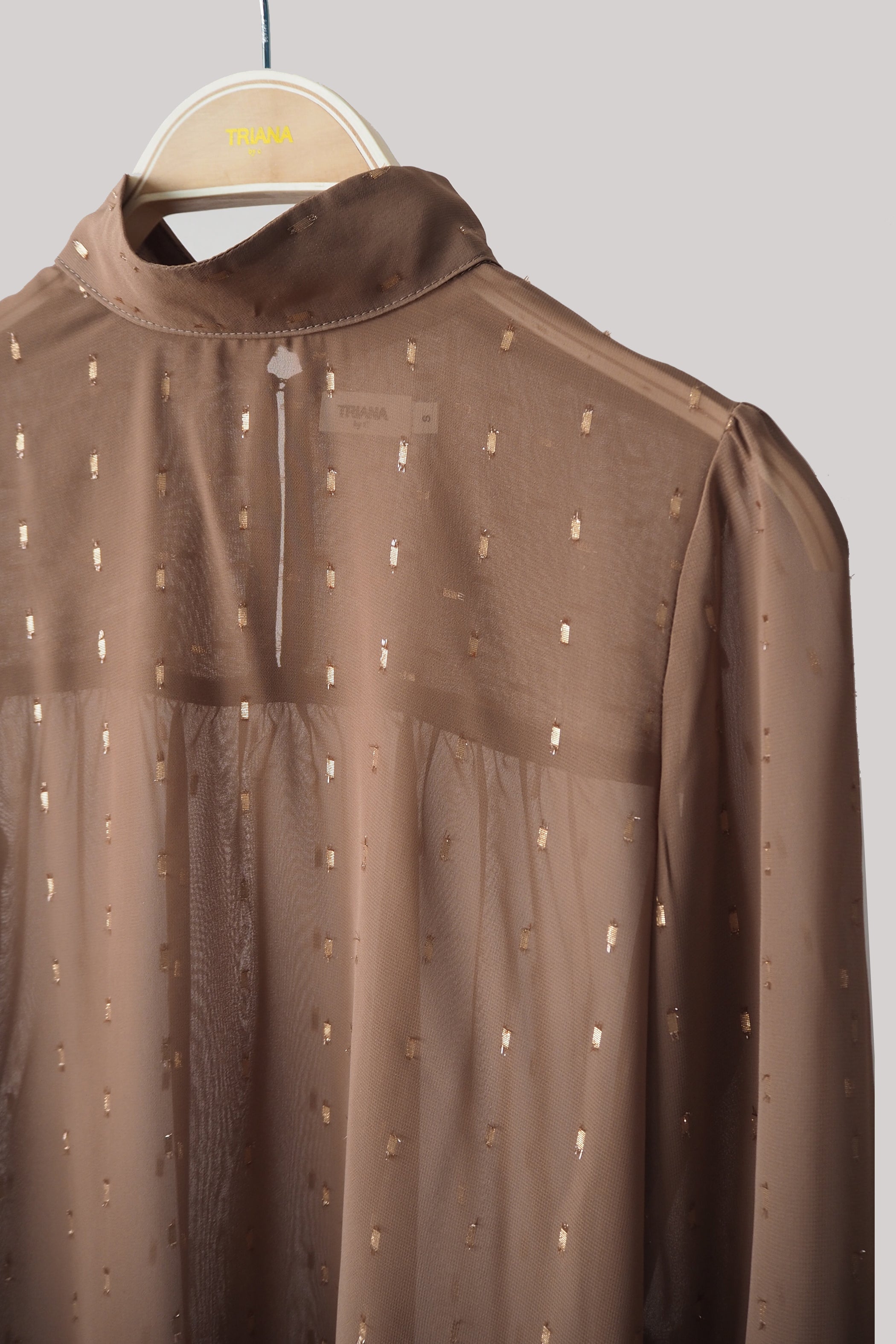 Blusa cuello Perkins gasa topo motas doradas