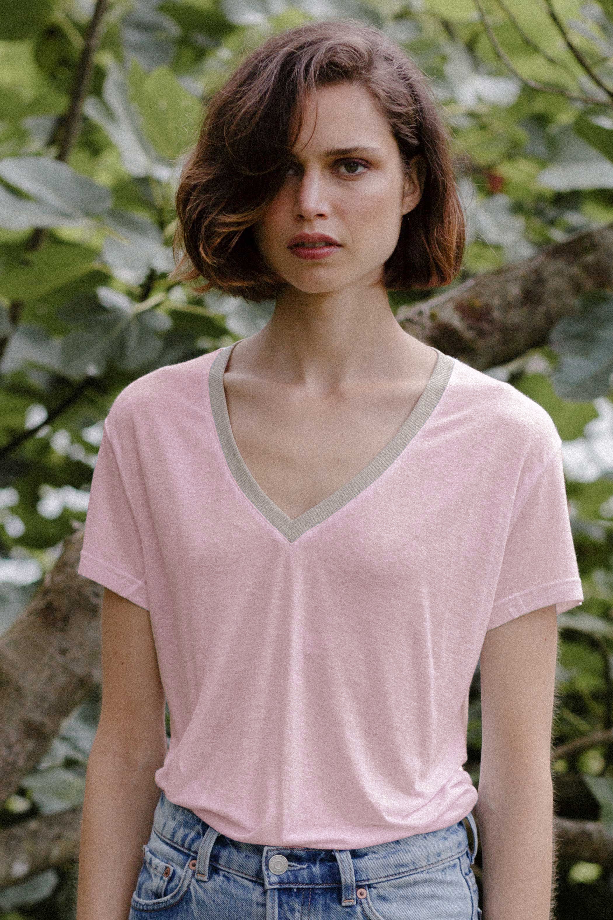 Pink short-sleeved T-shirt with golden glitter neckline