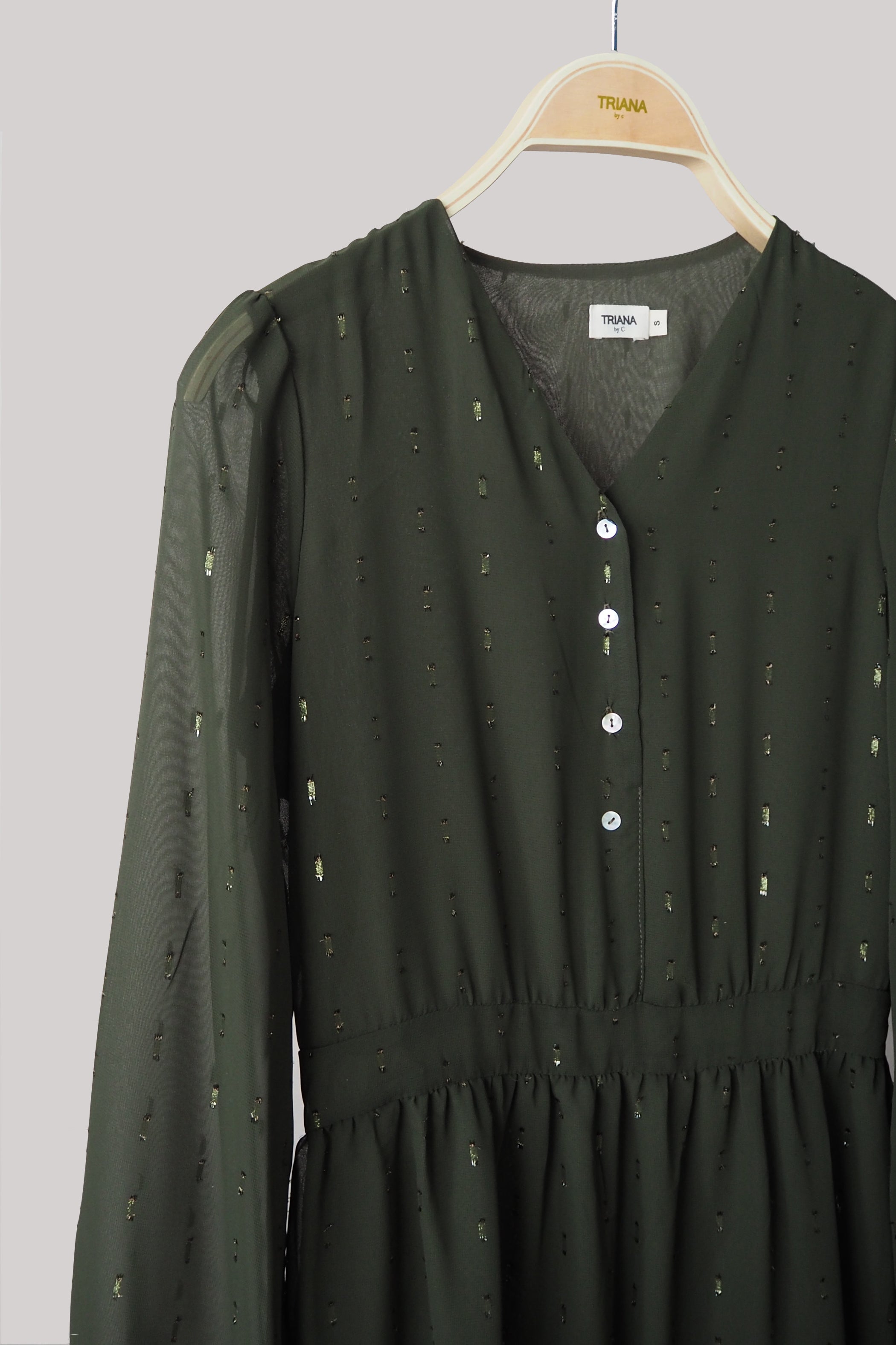 Vestido escote pico botonadura verde glitter dorado