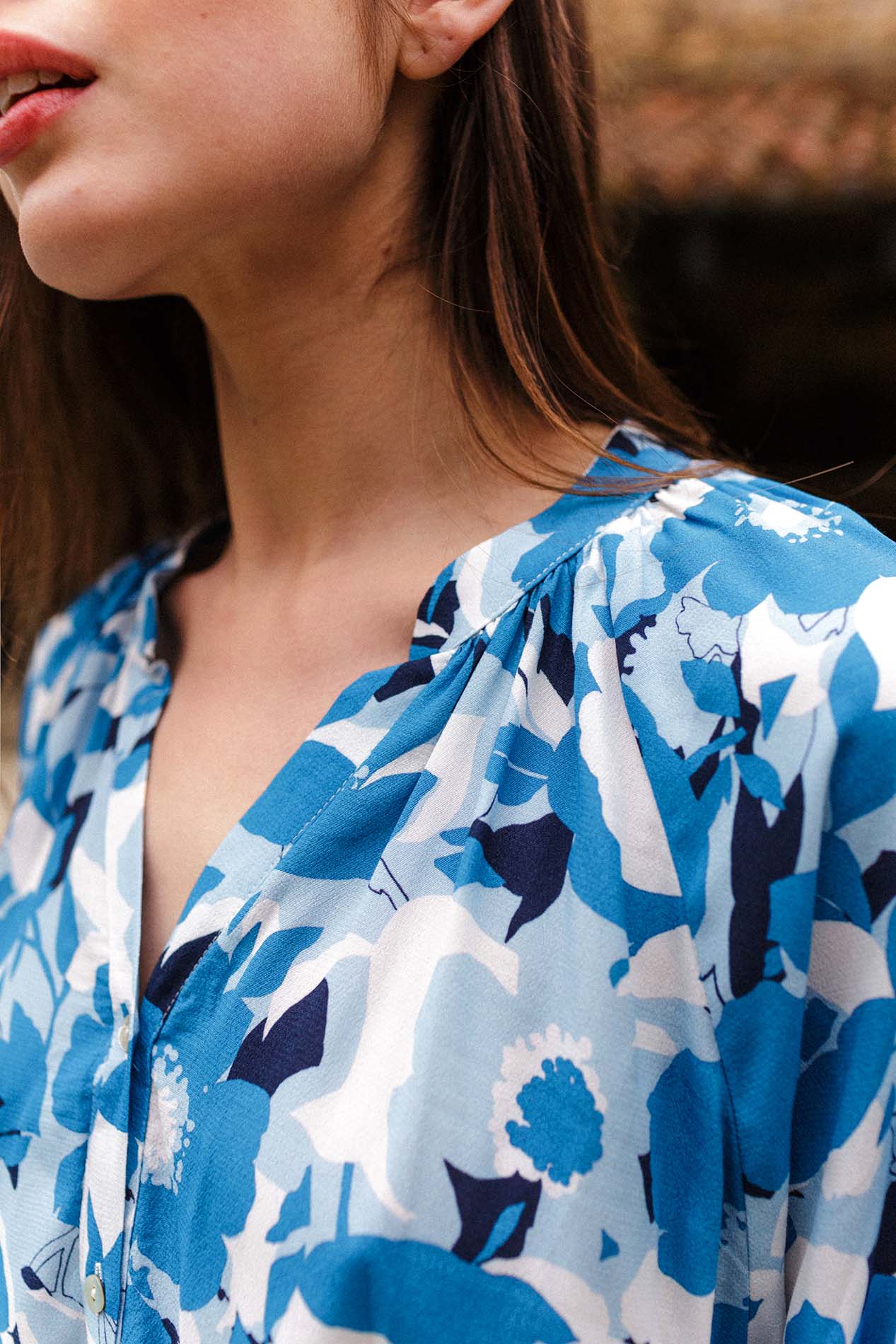 Chemisier bleu à fleurs OCA
