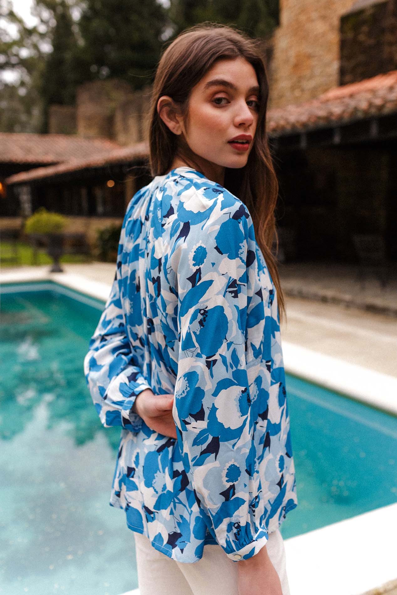 Chemisier bleu à fleurs OCA